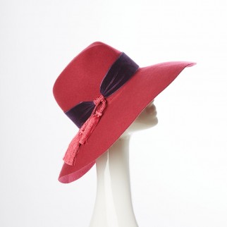 Wide-brimmed felt hat