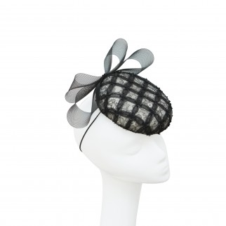 Pill-box with vintage lace Pill-box with vintage lace