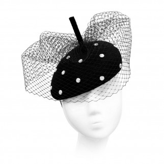 Asymmetrical polka-dot beret with a veil and an "antenna"