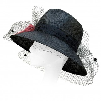 Wide-brimmed straw hat "Incognito" with a vintage bow and veil.