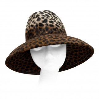 "Incognito" wide-brimmed hat in felted velour with a leopard print