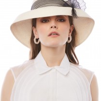 Wide-brimmed straw hat