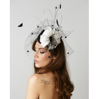 Veil with feather decor Veil with feather decor