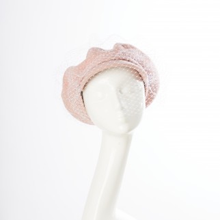 Beret made of wool with a visor and a veil Beret made of wool with a visor and a veil