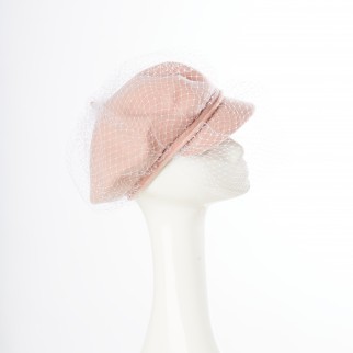 Beret made of wool with a visor and a veil Beret made of wool with a visor and a veil