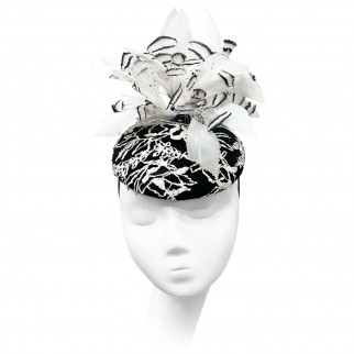 Veil with black and white embroidery and feathers Veil with black and white embroidery and feathers