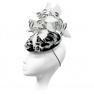 Veil with black and white embroidery and feathers Veil with black and white embroidery and feathers